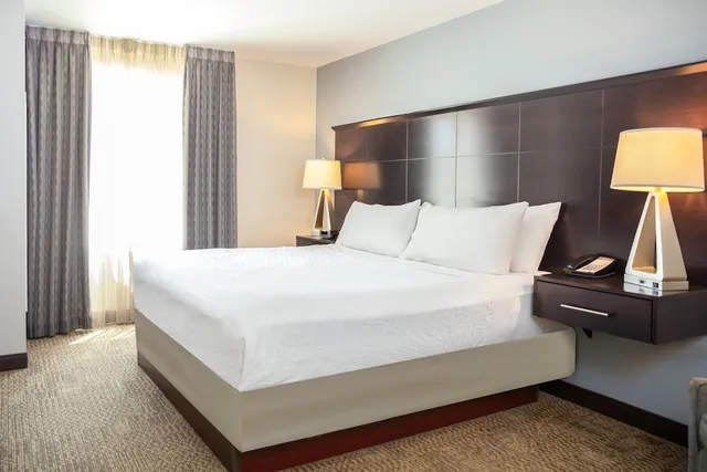 جناح بسريرين كينج بغرفتي نوم مع أريكة بمطبخ، Staybridge Suites Phoenix - Chandler 1/10