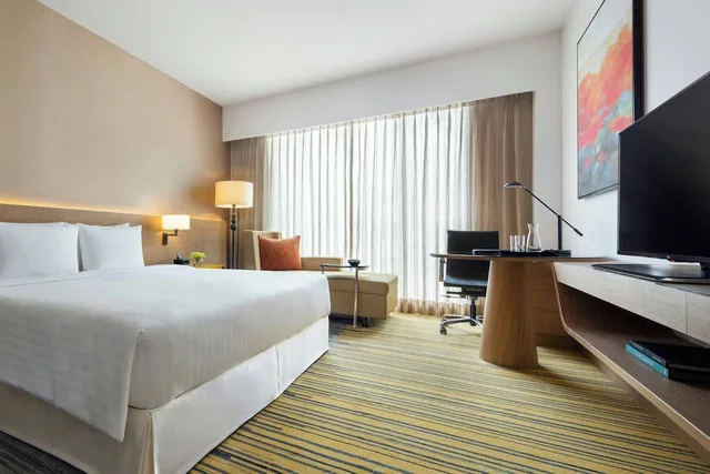 غرفة تنفيذية بسرير كينج بإطلالة على المسبح، Courtyard By Marriott Bengaluru Outer Ring Road 5/7
