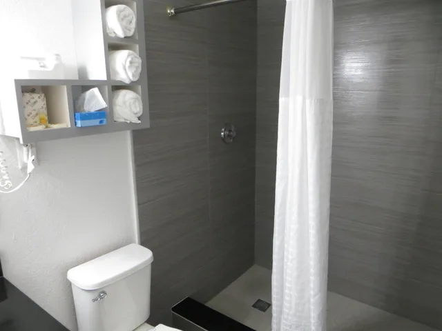 Room, 2 Queen Beds, Partial View، Arya Blu Inn and Suites (Ex Days Inn Ormond Beach Mainsail Oceanfront) 6/8