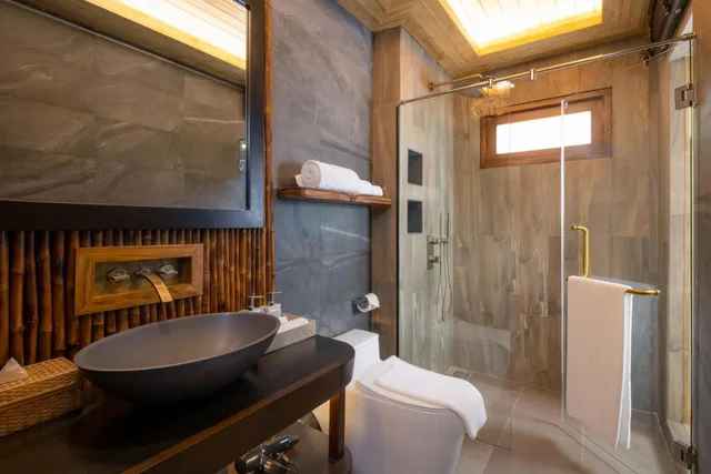 غرفة بسرير كينج بإطلالة على البحر، Sinae Phuket Luxury Hotel 3/3