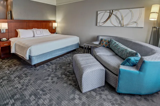 جناح استوديو بسرير كينج مع أريكة، Courtyard by Marriott Troy 1/2