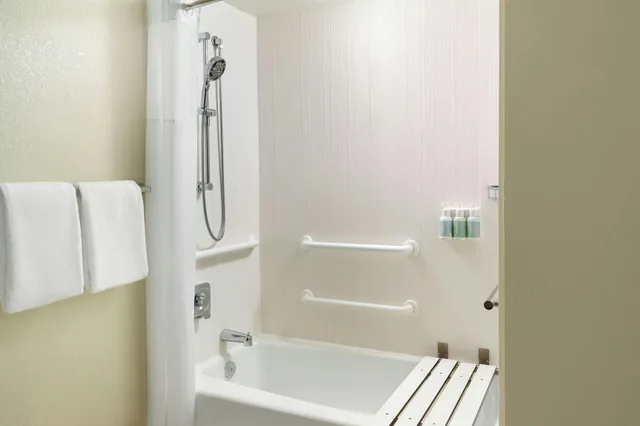 room, multiple beds، Courtyard By Marriott Toledo Rossford Perrysburg 2/2