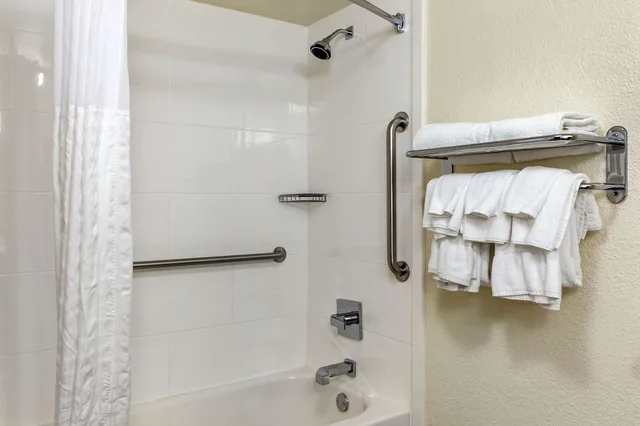 Room, King Bed, Sofa, Comfort Suites Hanes Mall 4/5