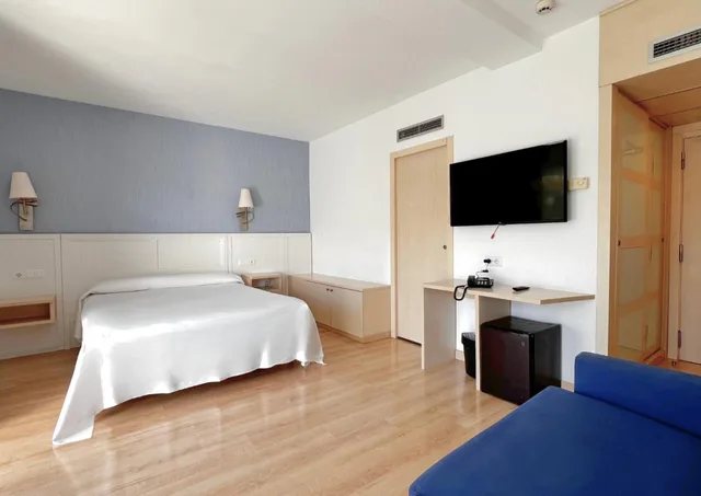 غرفة عائلية بسرير كوين مع أريكة، Hotel Guitart Central Park Aqua Resort 1/3