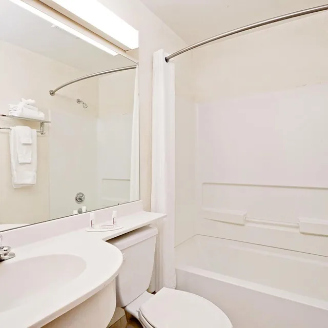 غرفة بسريرين كوين بحوض استحمام لذوي الإعاقة، Microtel Inn & Suites by Wyndham Middletown 3/5