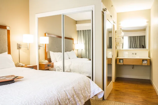 جناح بسرير كينج مع أريكة بمطبخ صغير، Hampton Inn Charleston Daniel Island 1/9