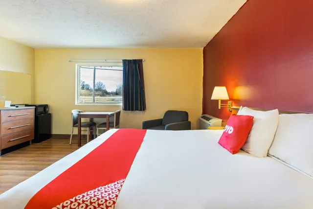 غرفة بسرير كينج للمدخنين، OYO Hotel North Lima OH - Boardman 1/10