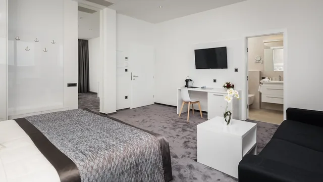 غرفة بسرير كينج بإطلالة على البحر بشرفة مع أريكة، Marina Baotic Apartments 3/4