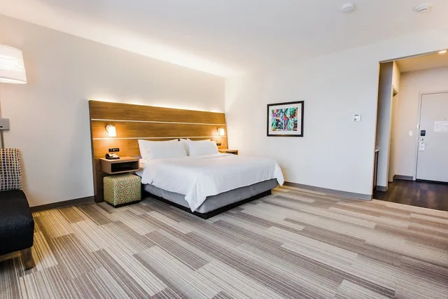 جناح بسرير كينج بحوض جاكوزي، HOLIDAY INN EXPRESS & SUITES WEST EDMONTON-MALL AREA 1/9