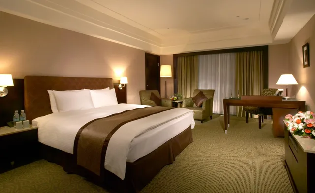 غرفة ديلوكس بسرير كينج، Grand Forward Hotel 1/2