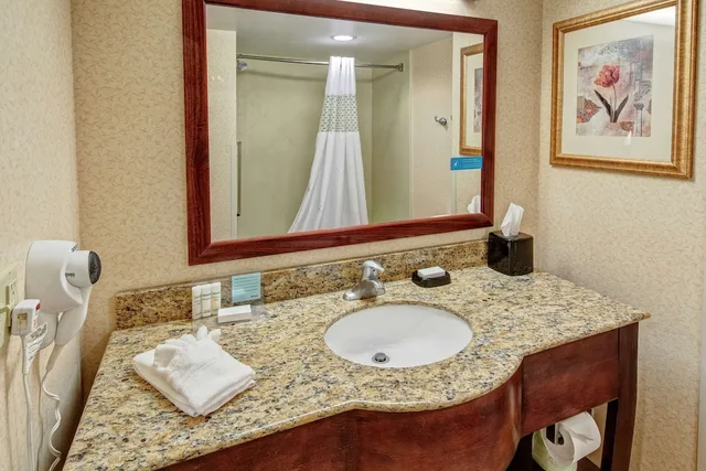 جناح استوديو بسريرين كوين مع أريكة، Hampton Inn Cambridge 3/3