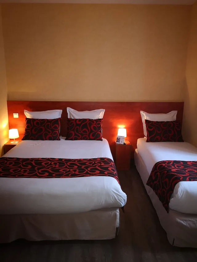 Room, Triple, 1 Double and 1 Single Bed, The Originals City Hotel Regina, Perigueux 3/4