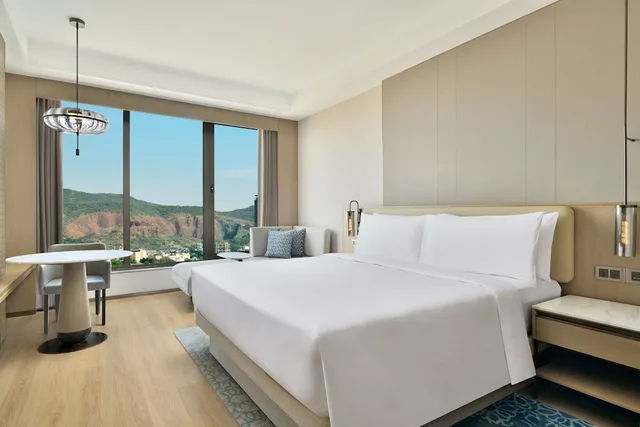 Club, King Bed, Hill View، Navi Mumbai Marriott Hotel 3/9