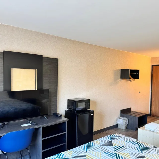 غرفة بسرير كوين بجاكوزي، Motel6 Eau Claire, WI 4/9