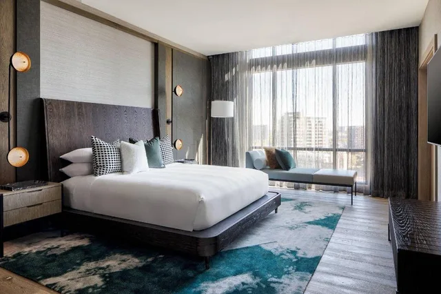 جناح رئاسي بسرير كينج بإطلالة على المدينة بغرفة نوم واحدة، Marriott Dallas Uptown 1/3