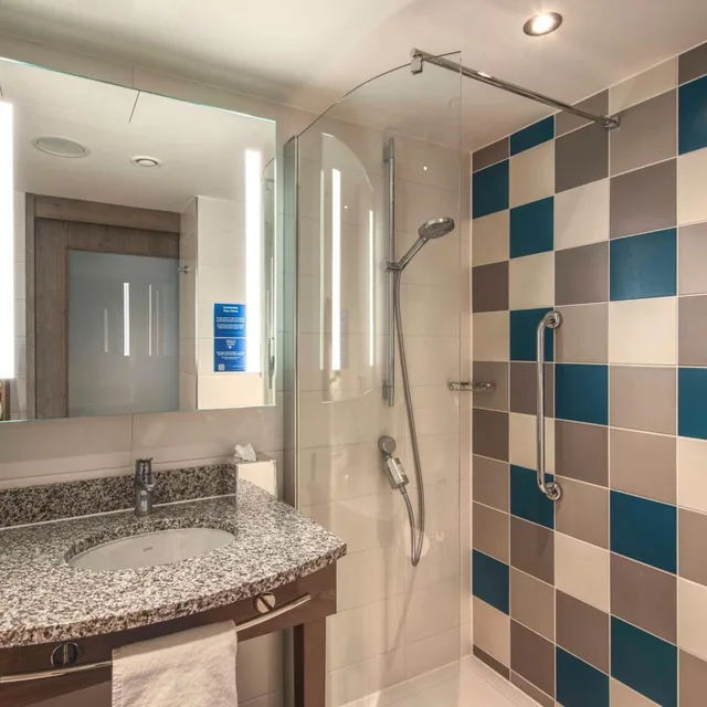 غرفة عائلية بسرير كوين مع أريكة، Hampton by Hilton Stuttgart City Centre 3/6