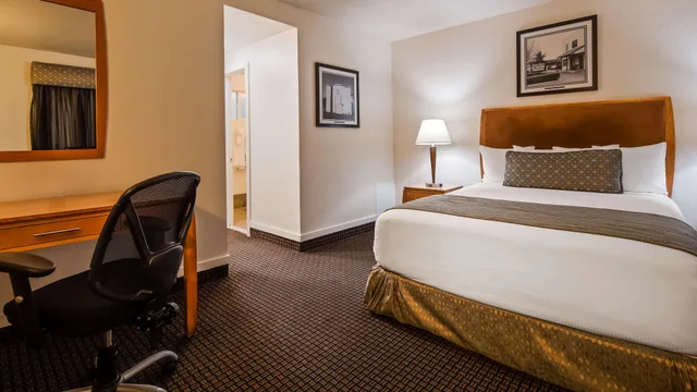 غرفة بسرير كينج بإطلالة، Best Western Pine Tree Motel 3/9