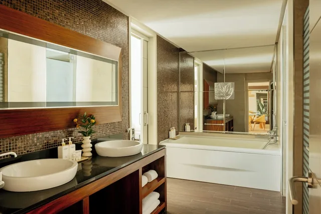 2 Bedrooms, Red Level, Master, Suite, King and Twin Beds, Resort View، Gran Melia Palacio de Isora 8/10