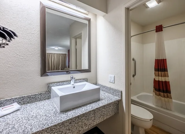 غرفة ديلوكس بسرير كينج، Red Roof Inn Columbus East - Reynoldsburg 4/5