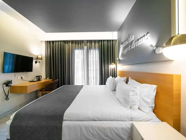Queen Bed, Back Side، Golden Star City Resort 2/6