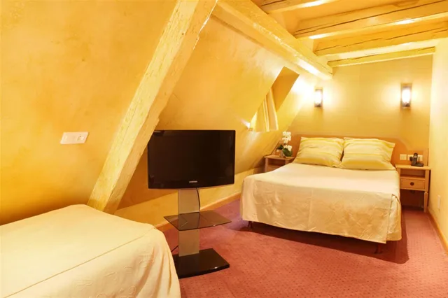 غرفة عائلية ثلاثية، Hotel Cathedrale 7/7