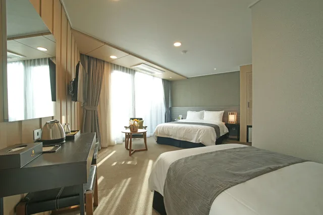 غرفة بسرير مزدوج وسرير فردي بشرفة، Benikea I Jin Hotel 1/3