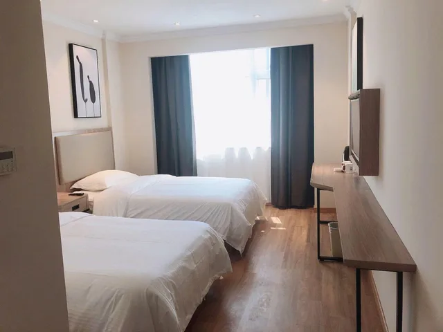 Deluxe, GreenTree Inn Jiangxi Yingtan Railway Station Square Business Hotel 2/2