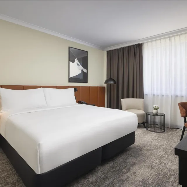 Room, King Bed, Queen Bed, Hilton Duesseldorf 2/9