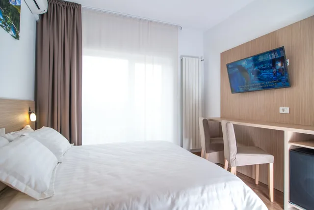 غرفة قياسية بسرير مزدوج بشرفة، Residence Il Lago 2/3