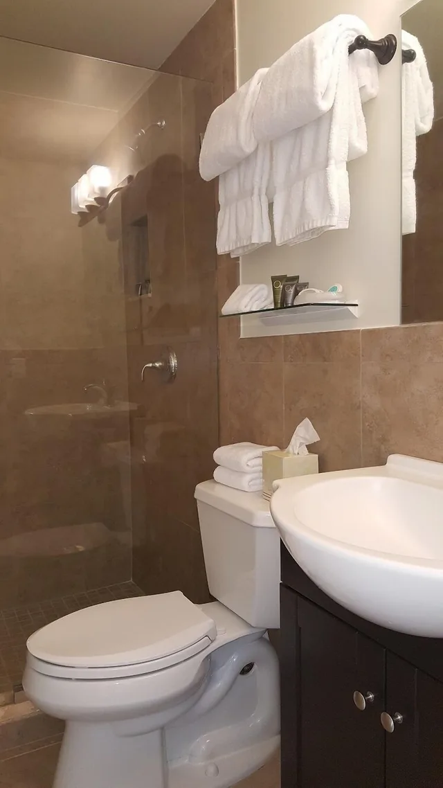 استوديو ديلوكس بسرير كينج بمطبخ في الطابق الأرضي، Le Cabanon Motel 1/2