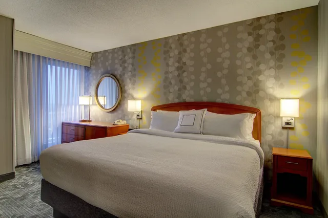 جناح بسرير كينج بشرفة بغرفة نوم واحدة، Courtyard by Marriott Tysons McLean 1/2