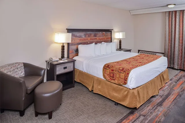 Standard, King Bed, Pool Side, Balcony، Best Western Kelly Inn 1/5
