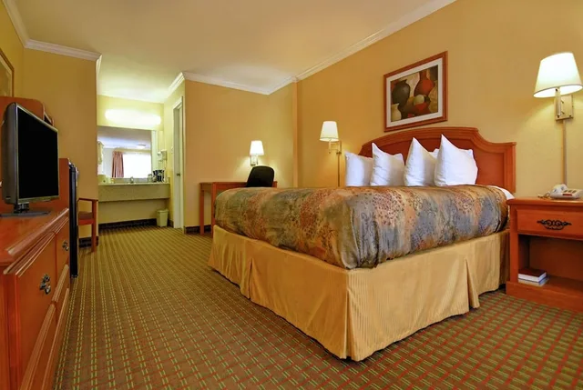 غرفة بسرير كينج للمدخنين، Rodeway Inn Killeen near Fort Hood 1/1