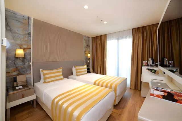 غرفة ديلوكس ثلاثية بسريرين منفصلين بإطلالة على المدينة، Icon Hotel Taksim 1/1