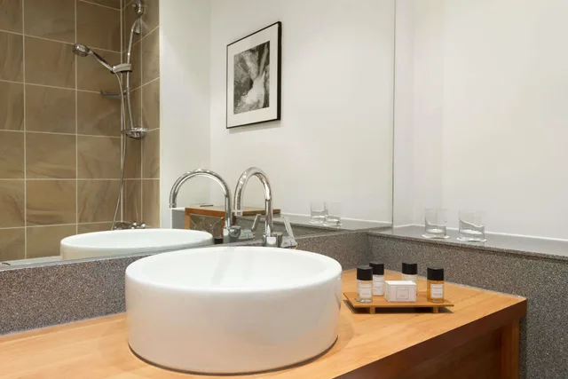 غرفة بسرير مزدوج، Ramada Plaza by Wyndham Wrexham 3/3
