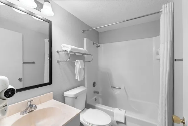 غرفة بسرير كوين، Sauk River Inn & Suites, a Travelodge by Wyndham 2/3