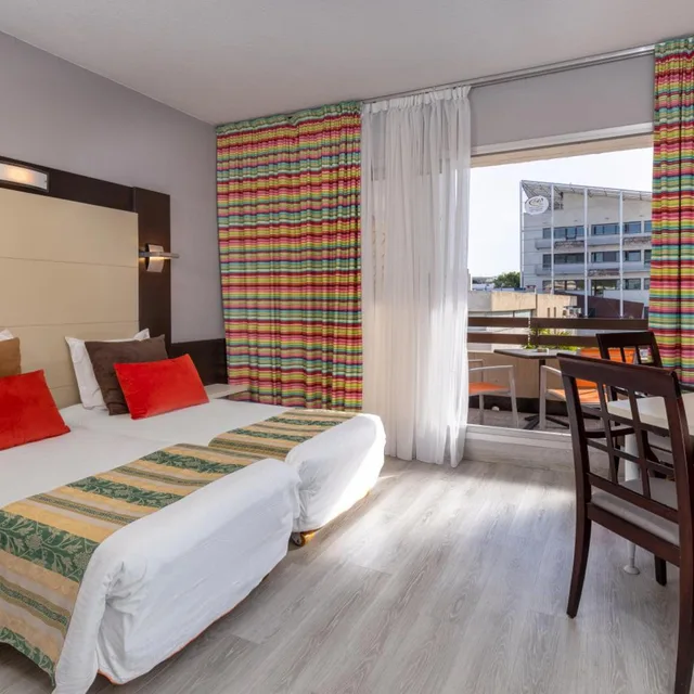 غرفة بسرير مزدوج أو سريرين منفصلين بشرفة، Originals, Hotel Galaxie, Nice Aeroport, CAP 3000 3/8