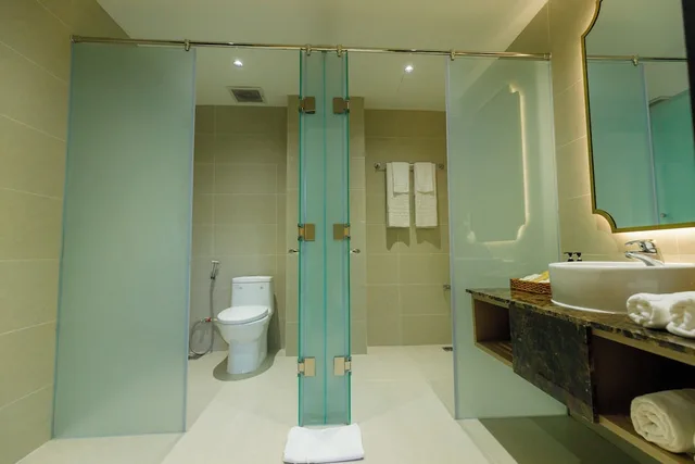 غرفة عائلية بسرير كوين وسريرين منفصلين بإطلالة على الحديقة، Le Aqua Resort & Spa Phan Thiet 6/7