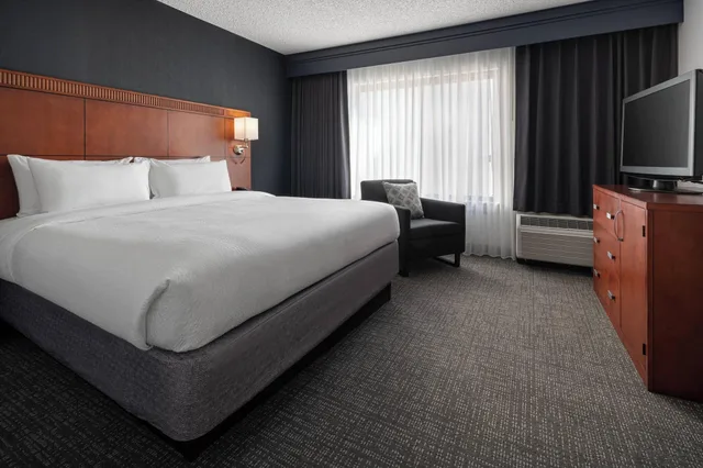Suite, King Bed, Courtyard by Marriott Rancho Cordova Sacramento 1/4