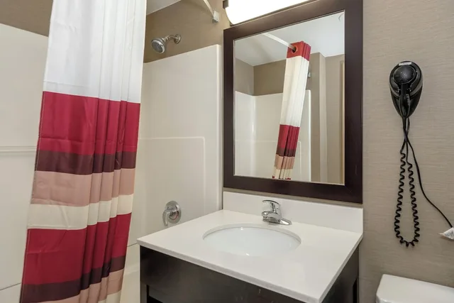 غرفة ديلوكس بسريرين كوين بإطلالة على البحيرة، Red Roof Inn & Suites Newburgh - Stewart Airport/ West Point 6/8