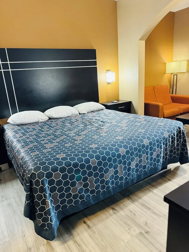 غرفة بسرير كينج مع أريكة لذوي الإعاقة، Executive Inn & Suites Floresville 1/10