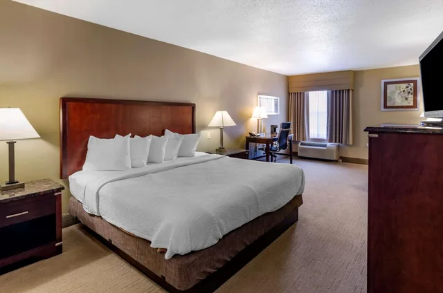 غرفة بسرير كينج بحوض استحمام لذوي الإعاقة، Best Western Plus Inn at Hunt Ridge 2/7