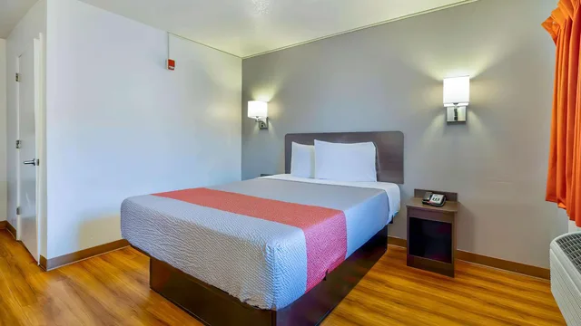 1 Full Bed - ADA/RI Shower، Motel6 Santa Rosa NM 6/8