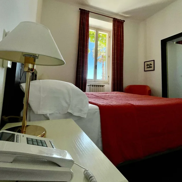 غرفة بسرير مزدوج أو سريرين منفصلين بإطلالة على البحر، Hotel Beau Rivage 7/9