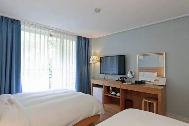غرفة قياسية بسرير مزدوج وسرير فردي، Benikea Swiss Rosen Hotel 3/4