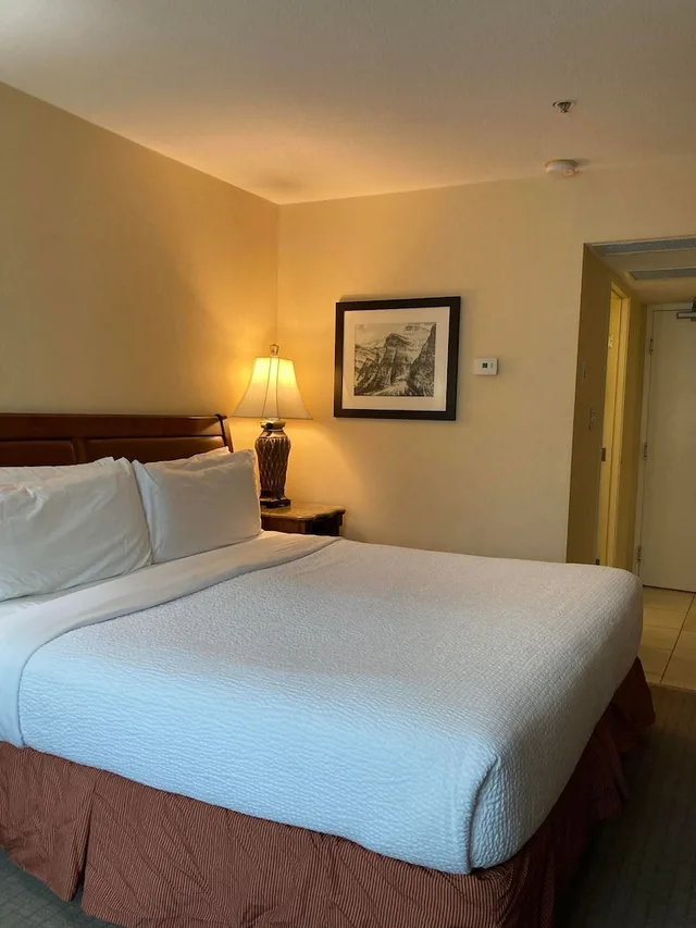 غرفة ديلوكس بسرير كينج، Lake Louise Inn 1/3