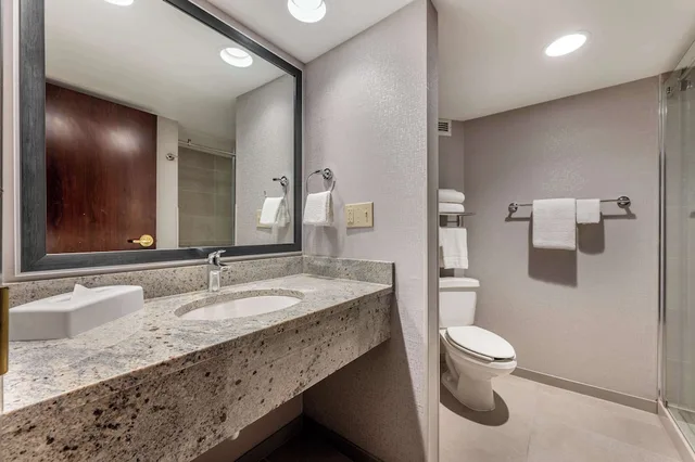 غرفة بسريرين كوين بحوض استحمام في طابق مرتفع لذوي الإعاقة، Drury Inn and Suites Champaign 4/6