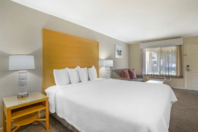 غرفة بسرير كينج بحوض استحمام لذوي الإعاقة، Best Western Plus Dixon Davis 6/10