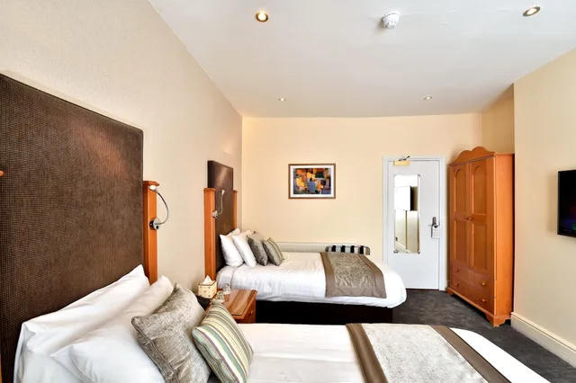 غرفة قياسية بسريرين منفصلين، Queens Court Hotel 1/6