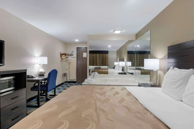 غرفة قياسية بسرير كينج بحوض جاكوزي، Rodeway Inn Grandville - Grand Rapids 2/10